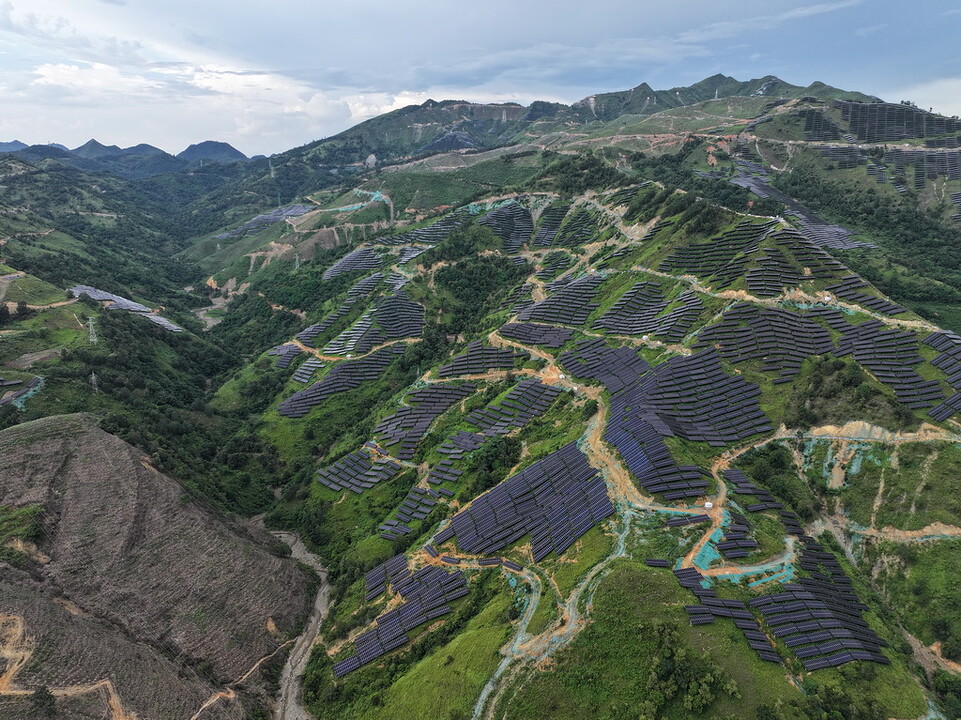 TrinaSolar-supported-agrivoltaics-power-plant-on-the-plateau-of-Guizhou-province-S